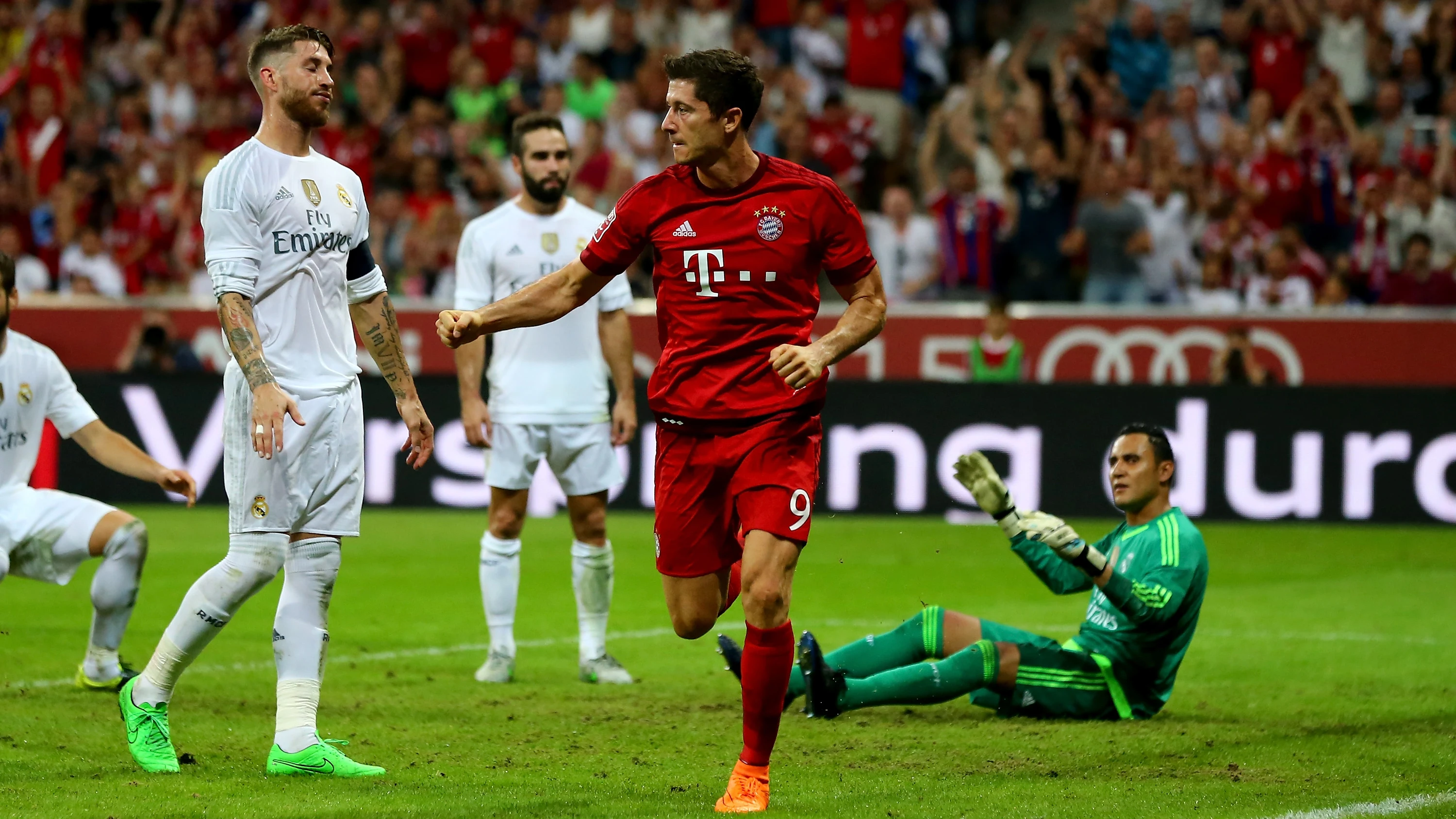 Lewandowski celebra un tanto frente al Real Madrid