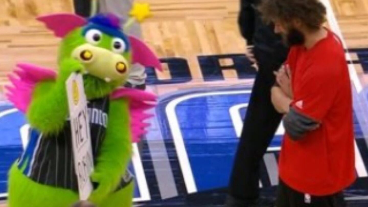 Las mascota de los Magic vacilando a Robin L&oacute;pez