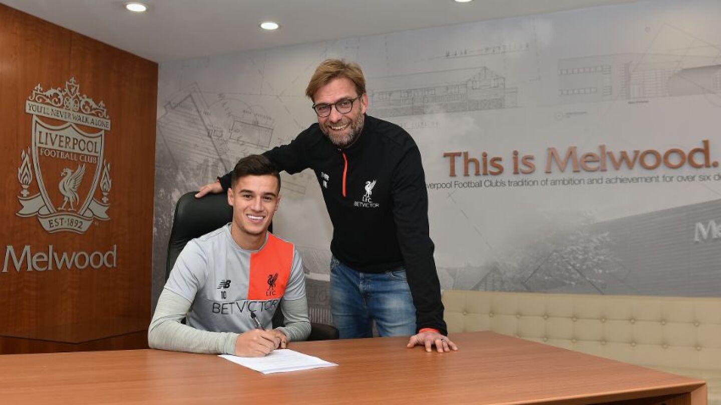 Coutinho y Klopp sonr&iacute;en mientras el brasile&ntilde;o firma su nuevo contrato