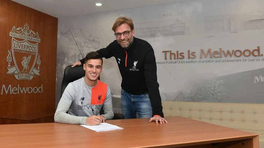 Coutinho y Klopp sonríen mientras el brasileño firma su nuevo contrato