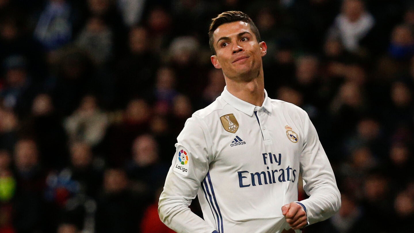 Cristiano Ronaldo lamenta una acci&oacute;n en un partido con el Real Madrid