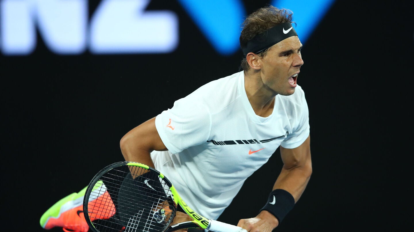 Rafa Nadal golpea la bola durante un partido del Open de Australia