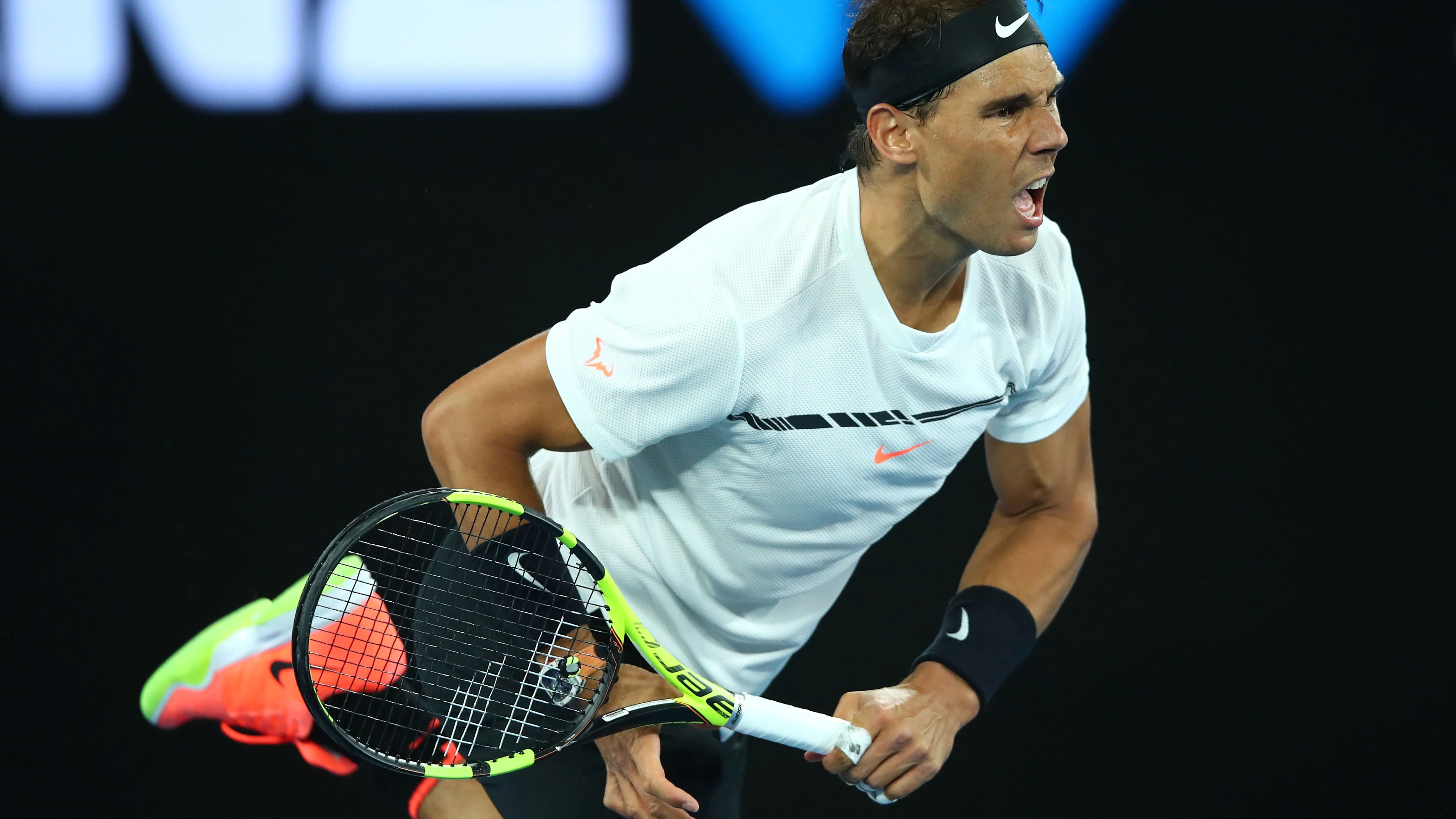 Rafa Nadal golpea la bola durante un partido del Open de Australia