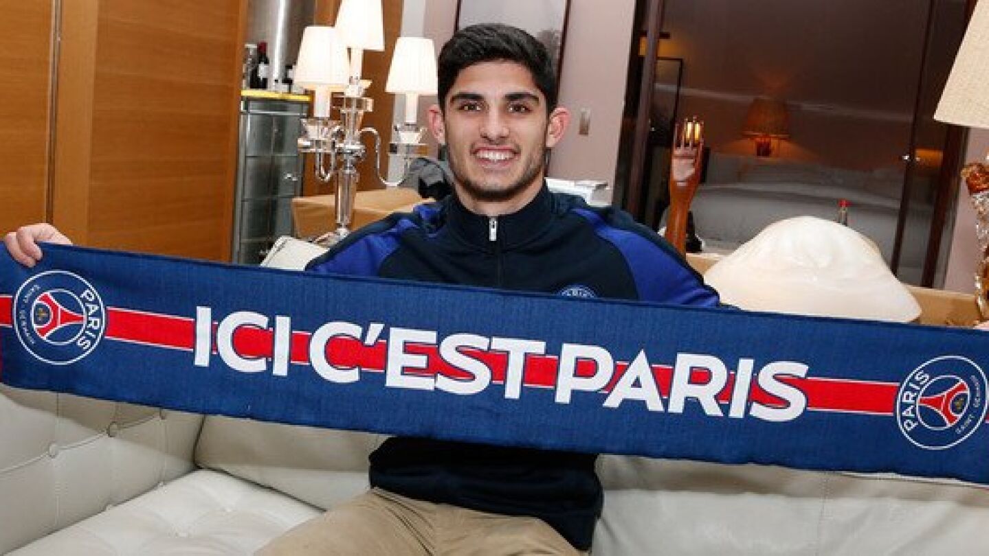 Gon&ccedil;alo Guedes posa con la bufanda de su nuevo equipo