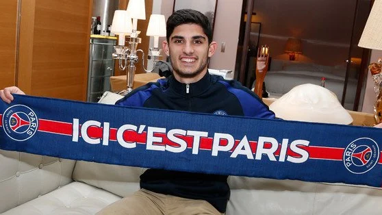 Gonçalo Guedes posa con la bufanda de su nuevo equipo