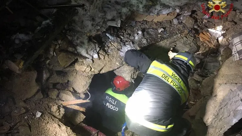 Labores de rescate y búsqueda de supervivientes tras la avalancha en el hotel Rigopiano en Farindola, Italia