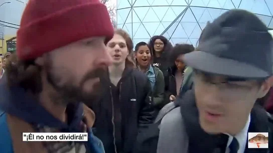 Frame 10.402783 de: Shia Labeouf se encara con un racista en una performance anti-Trump Frame 10.402783 de: Shia Labeouf se encara con un racista en una performance anti-Trump