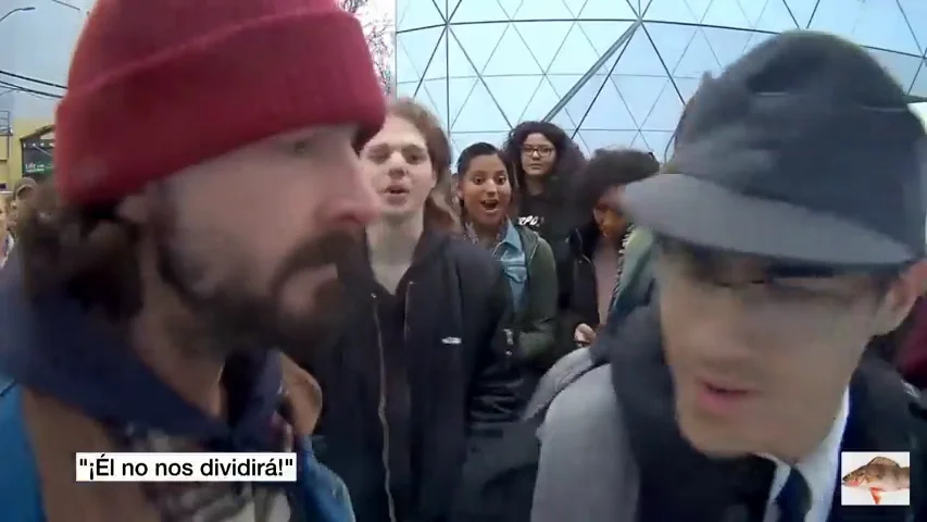 Frame 10.402783 de: Shia Labeouf se encara con un racista en una performance anti-Trump