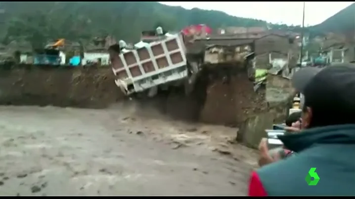 Frame 1.188596 de: Impactantes imágenes del derrumbe de un edificio histórico por las intensas lluvias en Perú