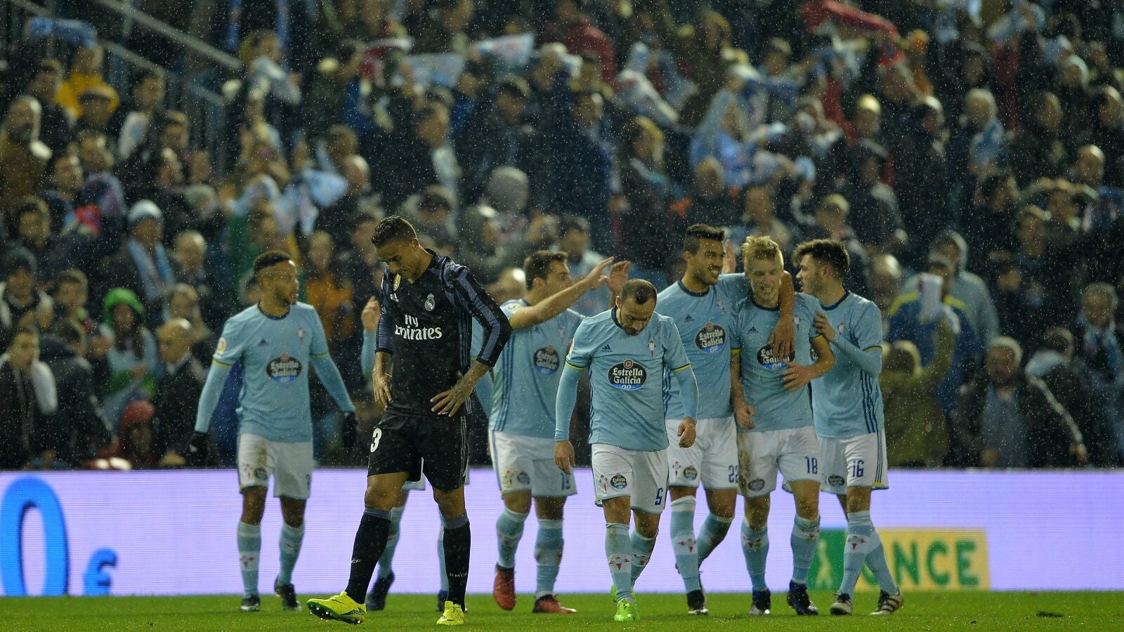 Los jugadores del Celta celebran un gol al Madrid