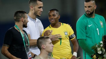 Robinho habla con los supervivientes del accidente del Chapecoense