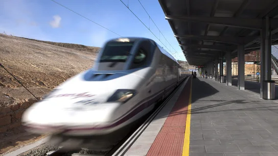 Tren de AVE a su paso por la estación del AVE "Cuenca Fernando Zóbel" Tren de AVE a su paso por Cuenca