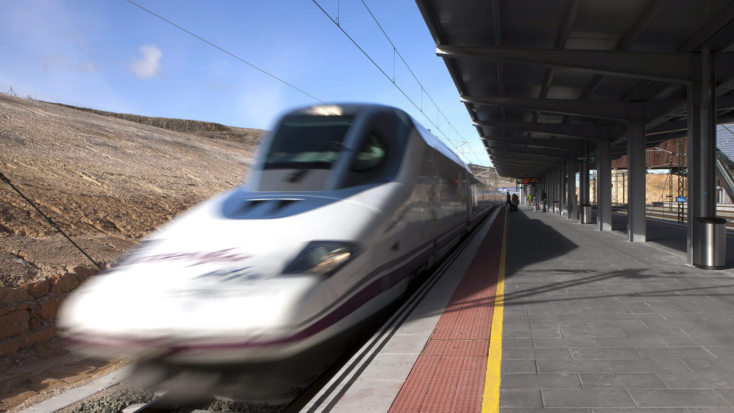 Tren de AVE a su paso por Cuenca