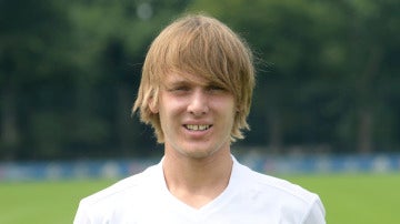 Halilovic posando con la camiseta del Hamburgo