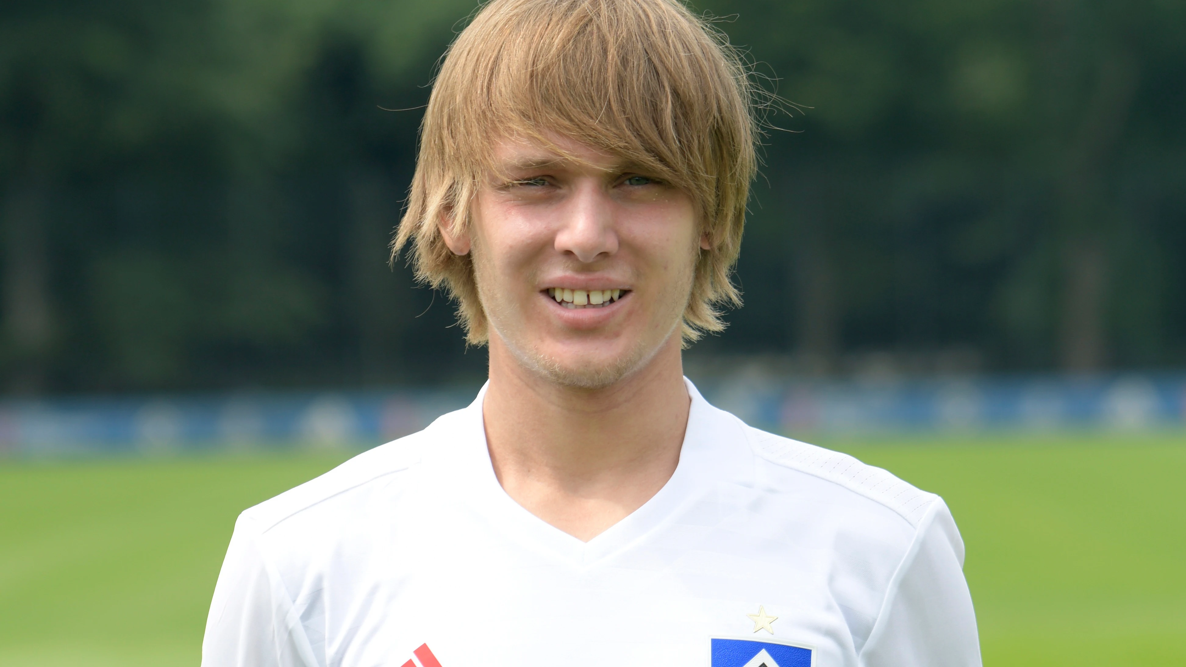 Halilovic posando con la camiseta del Hamburgo