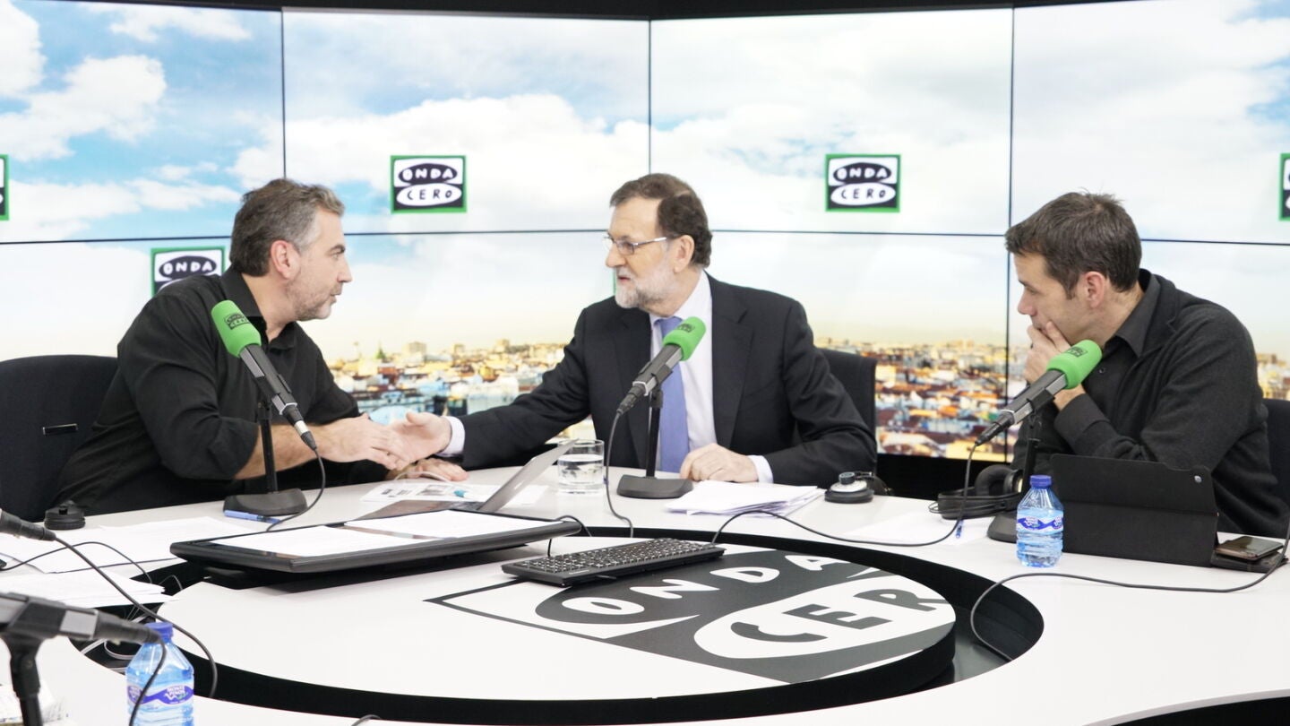 Mariano Rajoy flanqueado por Carlos Alsina y Rub&eacute;n Am&oacute;n