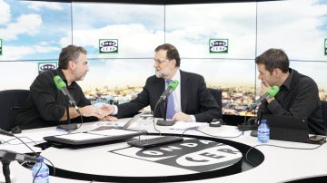 Mariano Rajoy flanqueado por Carlos Alsina y Rubén Amón