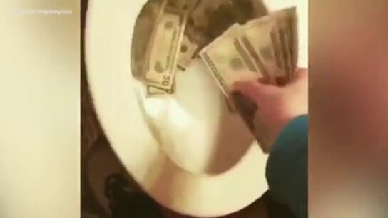 Frame 19.329764 de: Indignaci&oacute;n en las redes ante un v&iacute;deo en el que un joven tira dinero al retrete para jactarse de su riqueza