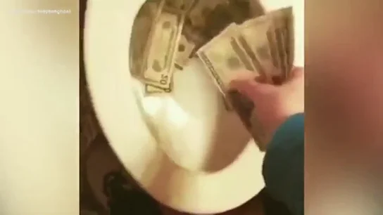 Frame 19.329764 de: Indignación en las redes ante un vídeo en el que un joven tira dinero al retrete para jactarse de su riqueza Frame 19.329764 de: Indignación en las redes ante un vídeo en el que un joven tira dinero al retrete para jactarse de su riqueza