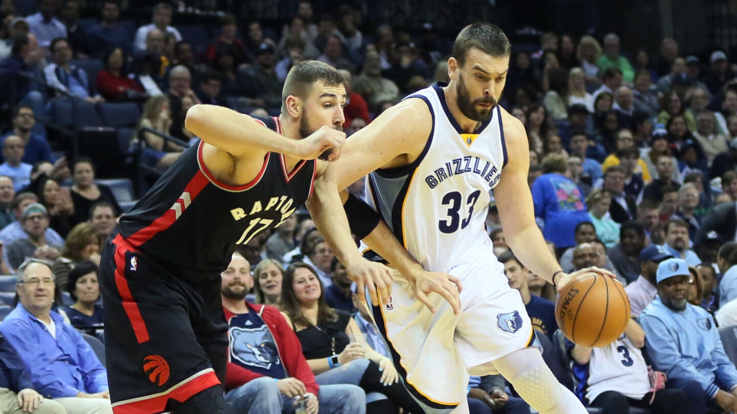 Marc Gasol bota el bal&oacute;n ante la defensa de los Toronto Raptors