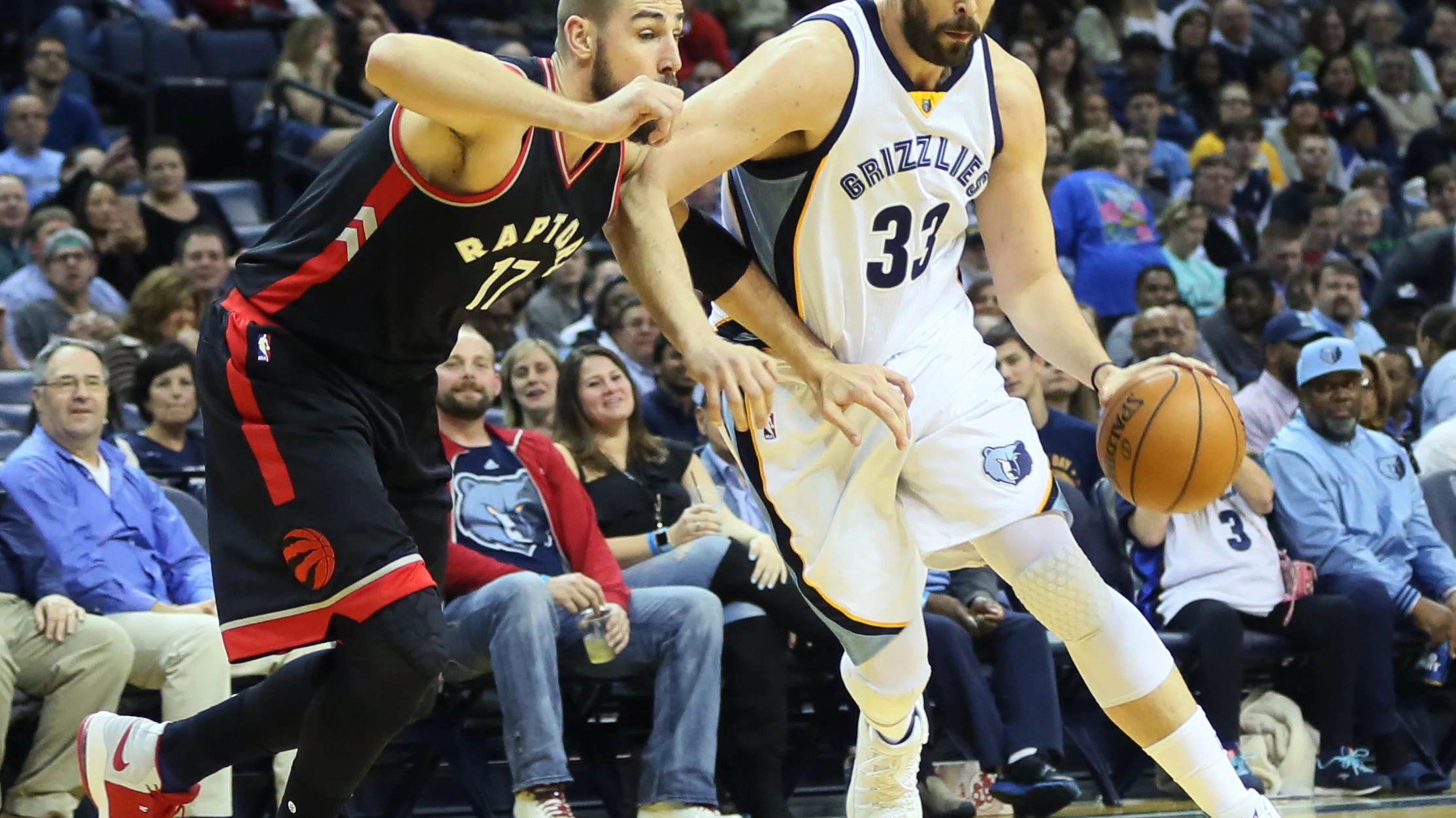 Marc Gasol bota el balón ante la defensa de los Toronto Raptors