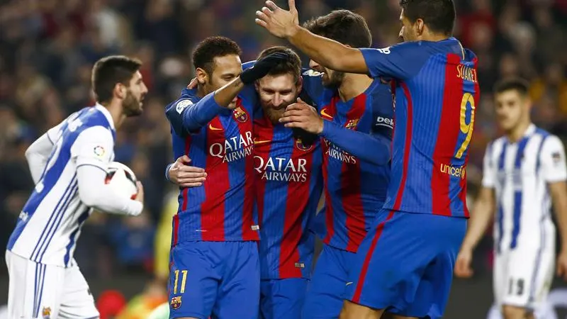 Los jugadores del Barcelona celebran uno de sus goles.