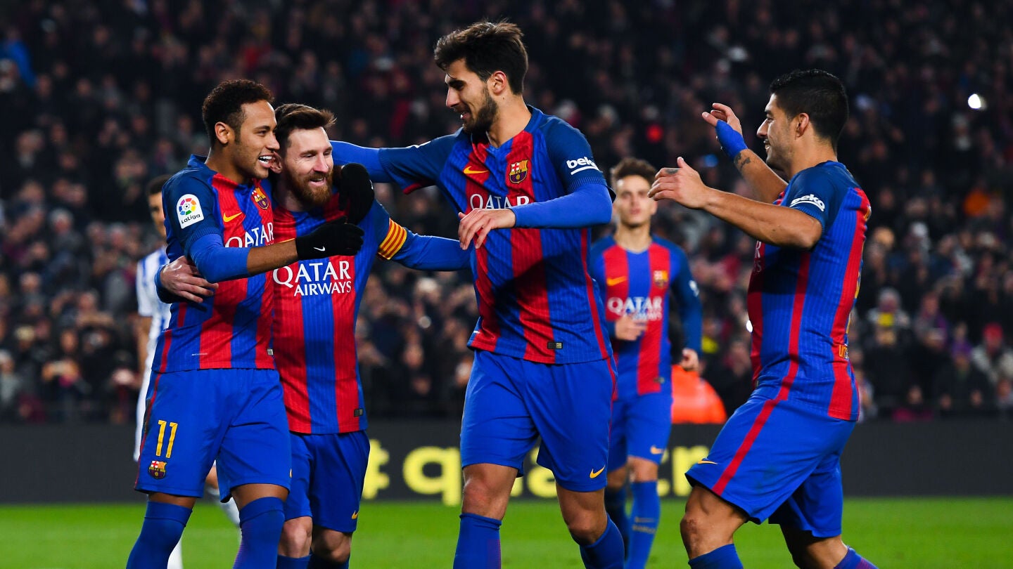 Neymar, Messi, Andr&eacute; Gomes y Su&aacute;rez celebran un gol ante la Real Sociedad
