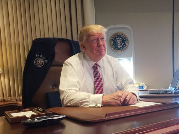 Trump en el avión presidencial Trump en el avión presidencial