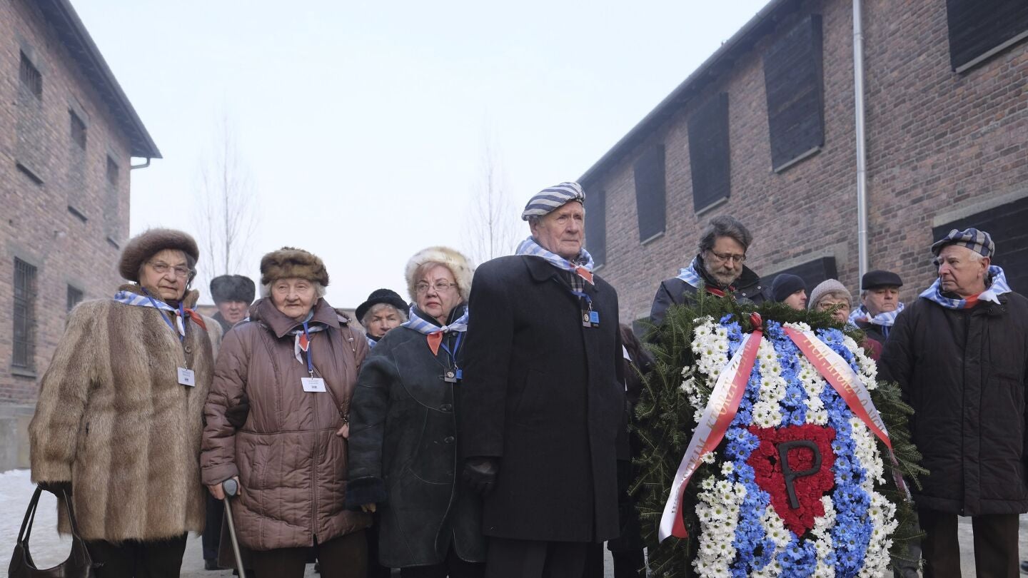 Supervivientes de Auschwitz participan en una ceremonia en homenaje a las v&iacute;ctimas del nazismo en el aniversario de la liberaci&oacute;n del campo de concentraci&oacute;n, en Oswiecim (Polonia)