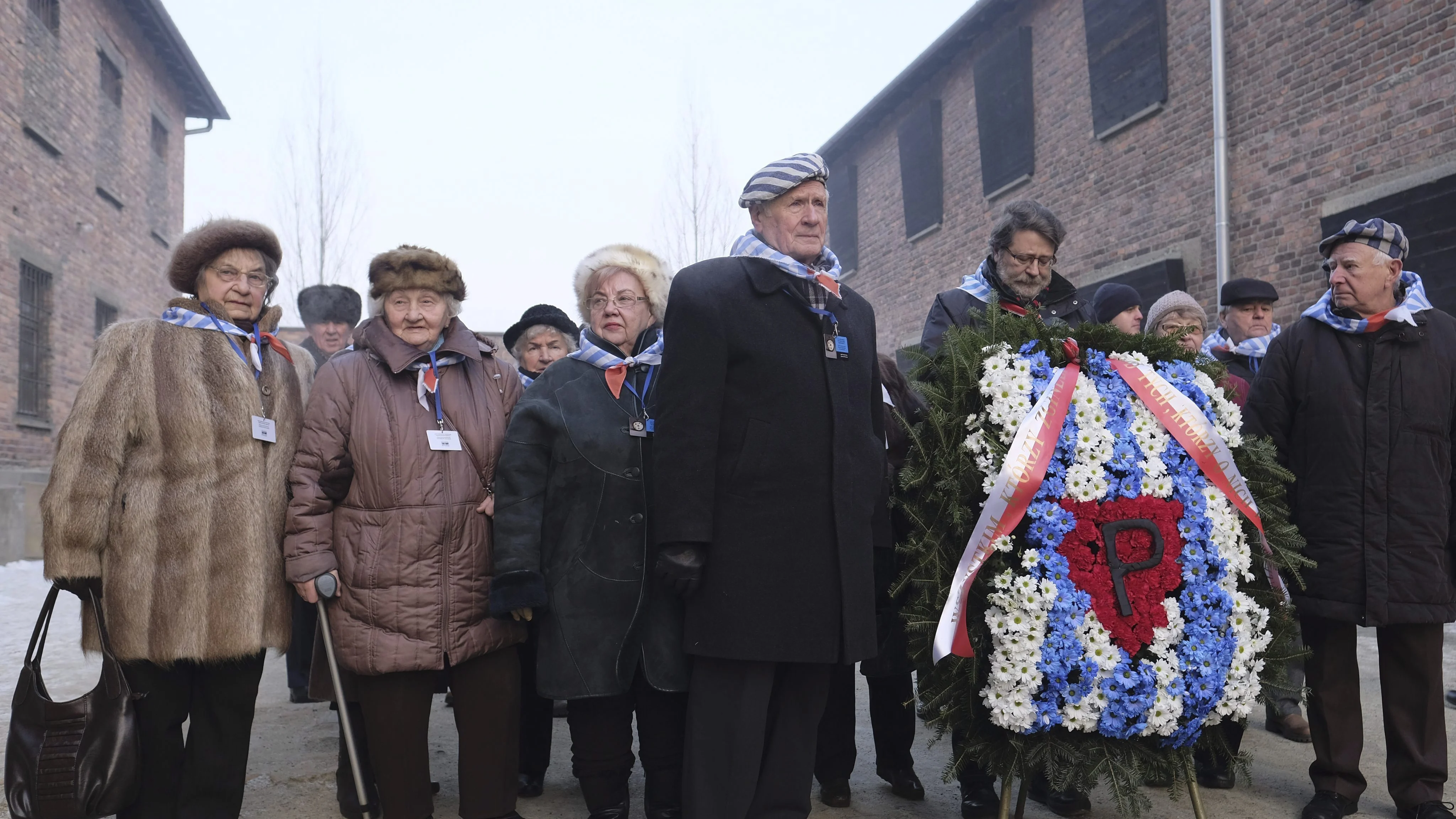 Supervivientes de Auschwitz participan en una ceremonia en homenaje a las víctimas del nazismo en el aniversario de la liberación del campo de concentración, en Oswiecim (Polonia)