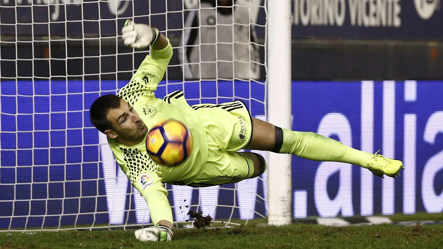 Mario detiene un penalti ante el Málaga Mario detiene un penalti ante el Málaga