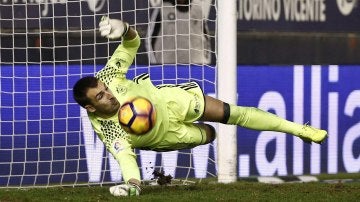 Mario detiene un penalti ante el Málaga