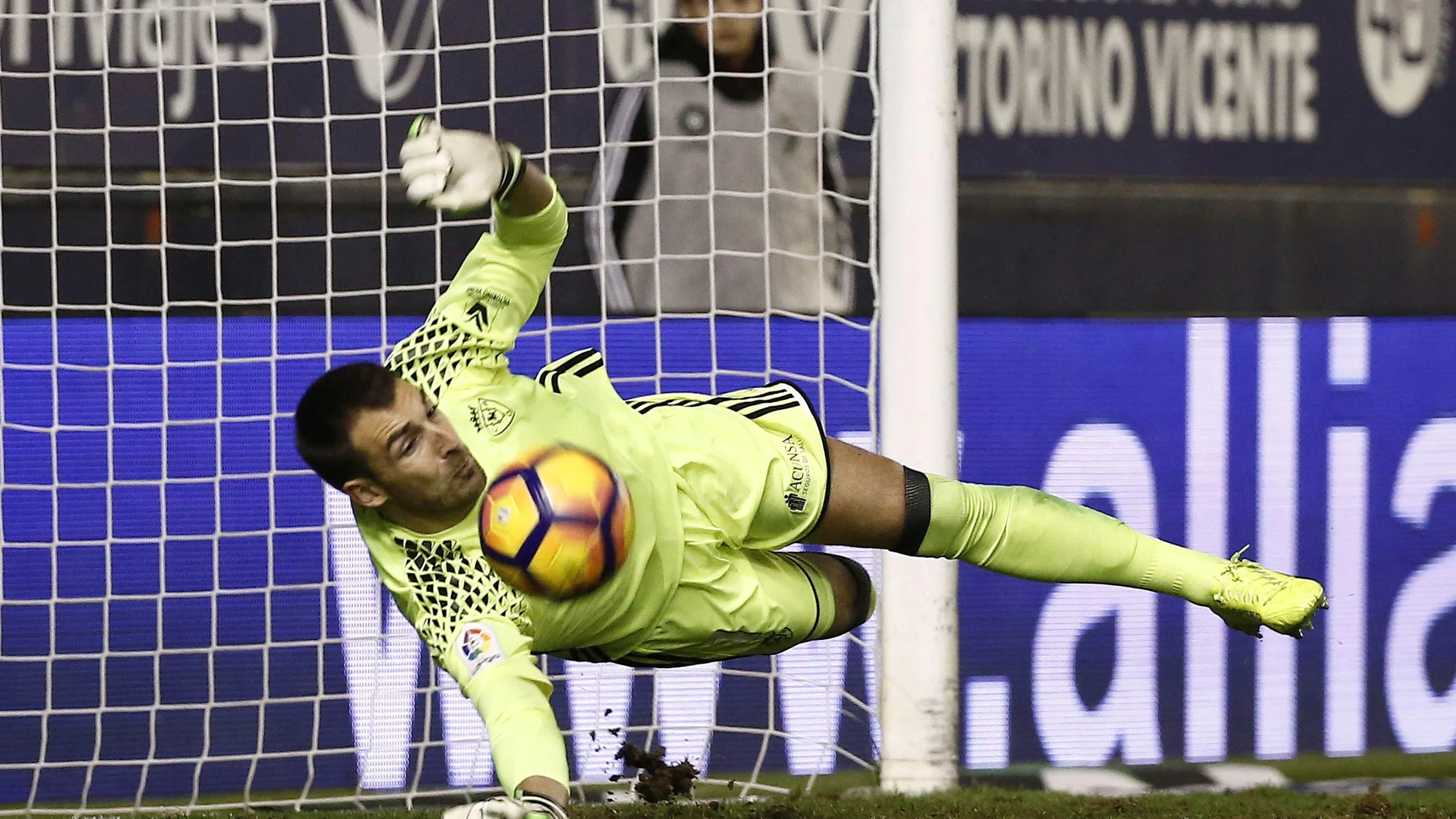 Mario detiene un penalti ante el Málaga