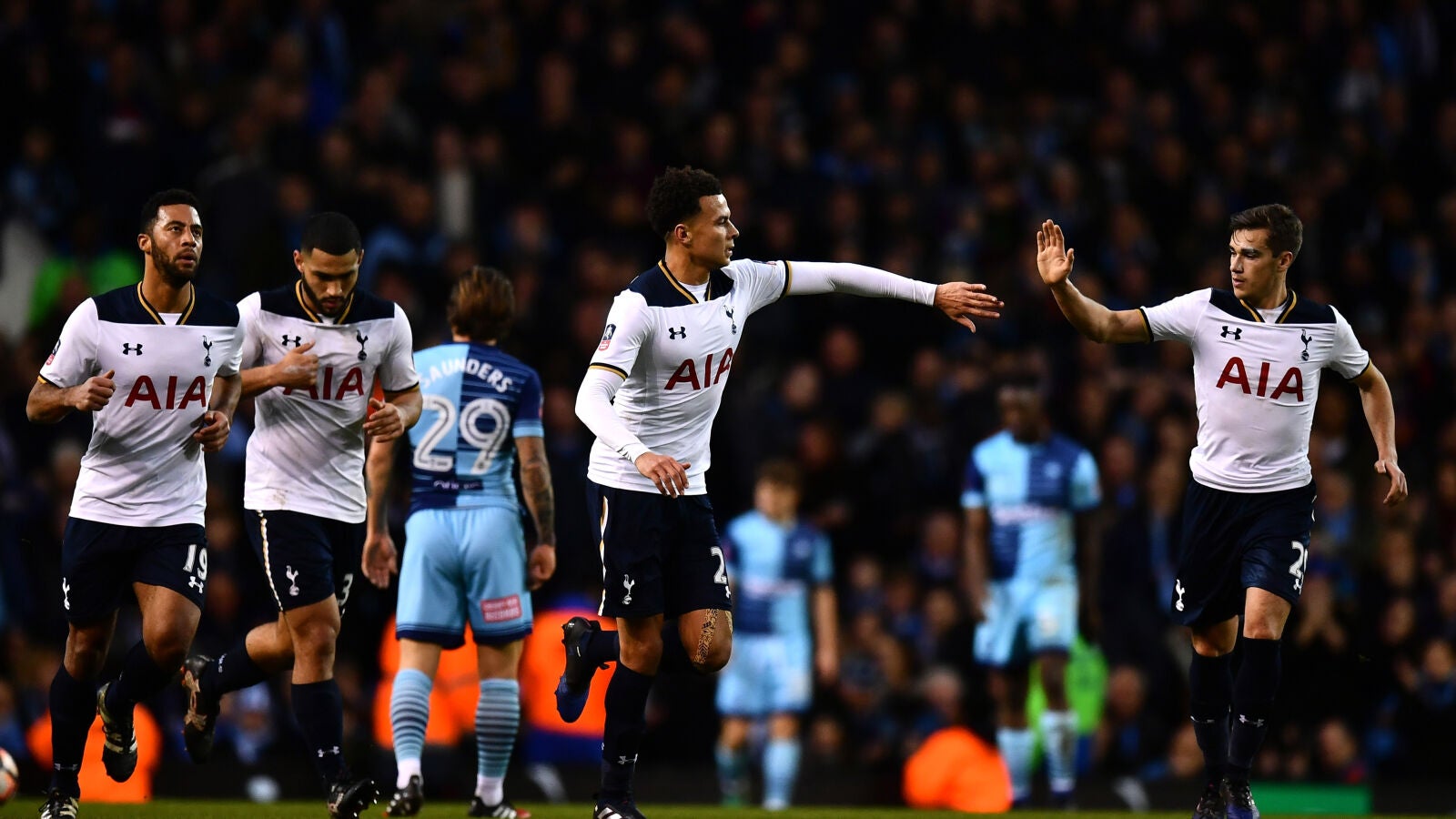 Los jugadores del Tottenham celebra un gol