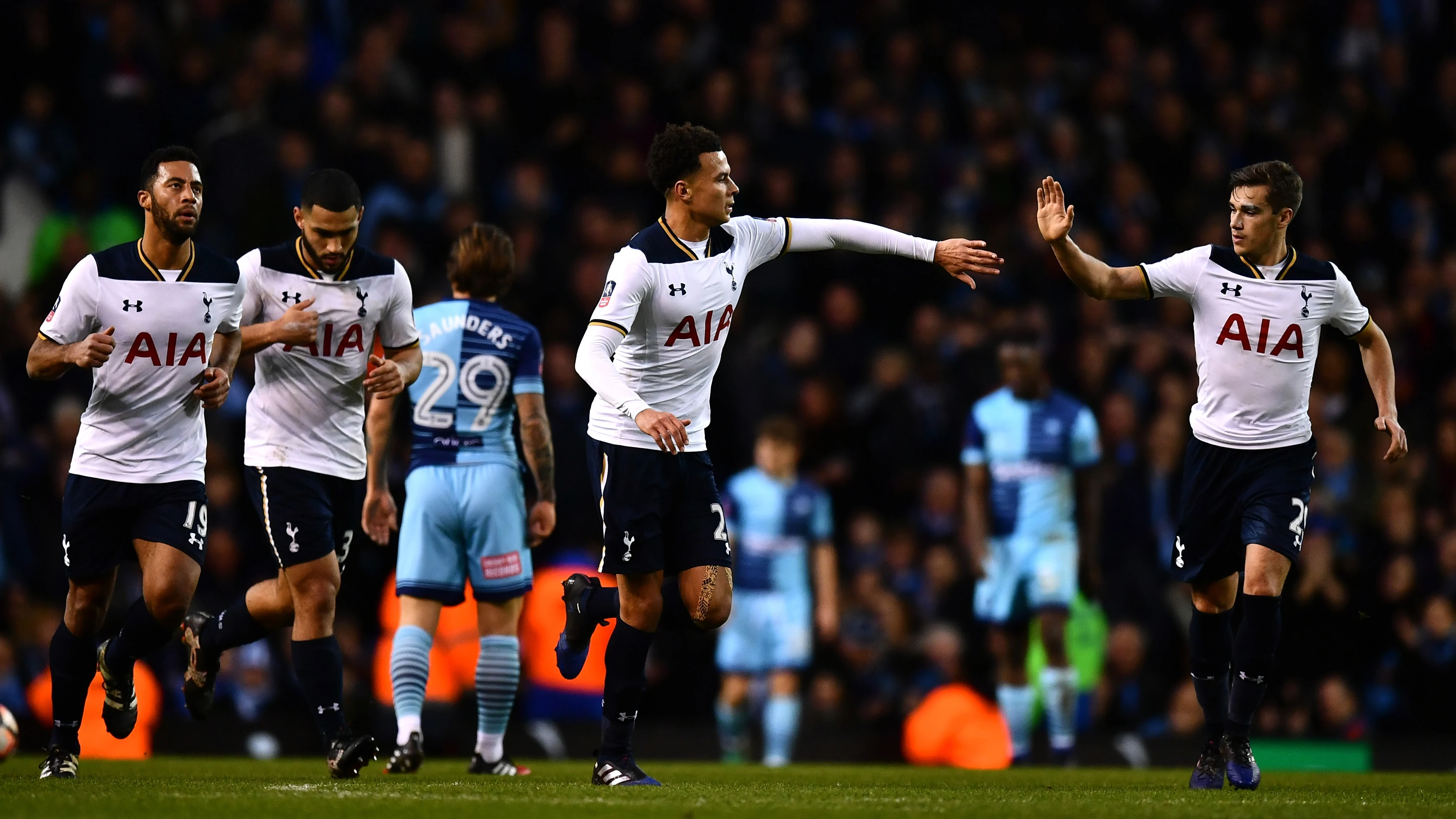 Los jugadores del Tottenham celebra un gol