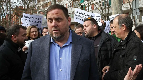 El vicepresidente del Govern, Oriol Junqueras (c), y el portavoz de ERC en el Ayuntamiento de Barcelona, Alfred Bosch (i), junto a funcionarios de la prisión Modelo de Barcelona El vicepresidente del Govern, Oriol Junqueras (c), y el portavoz de ERC en el Ayuntamiento de Barcelona, Alfred Bosch (i), junto a funcionarios de la prisión Modelo de Barcelona