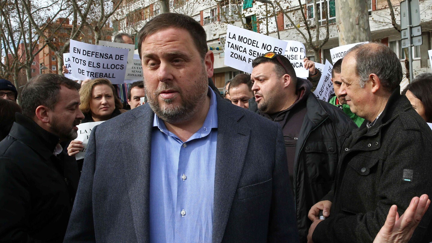 El vicepresidente del Govern, Oriol Junqueras (c), y el portavoz de ERC en el Ayuntamiento de Barcelona, Alfred Bosch (i), junto a funcionarios de la prisi&oacute;n Modelo de Barcelona