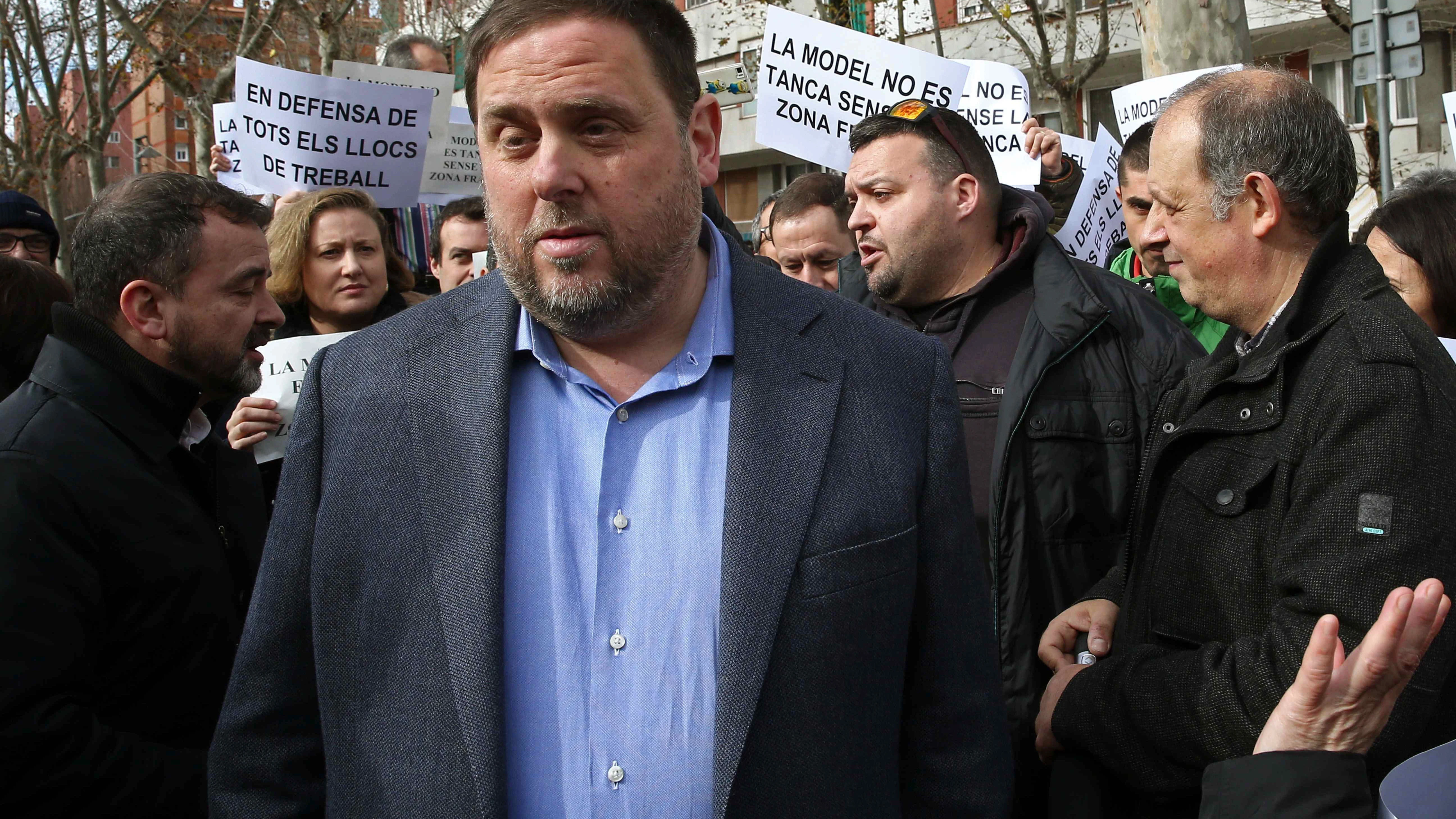 El vicepresidente del Govern, Oriol Junqueras (c), y el portavoz de ERC en el Ayuntamiento de Barcelona, Alfred Bosch (i), junto a funcionarios de la prisión Modelo de Barcelona