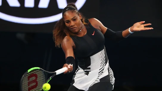 Serena Williams golpea la bola en el Open de Australia Serena Williams golpea la bola en el Open de Australia
