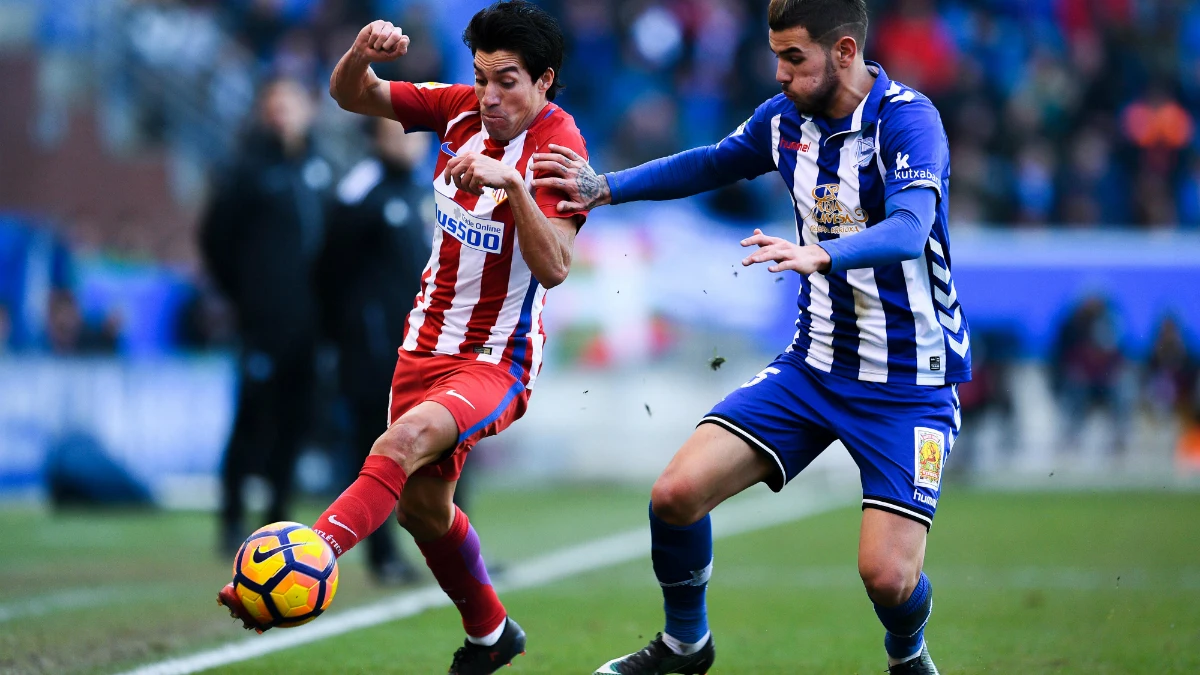 Theo Hernández puja con Gaitán