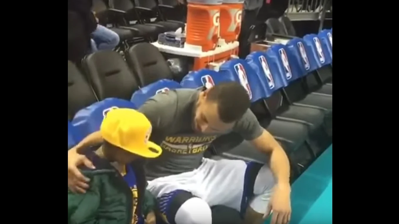 Stephen Curry da una sorpresa a un niño al que le quedan meses de vida Stephen Curry da una sorpresa a un niño al que le quedan meses de vida
