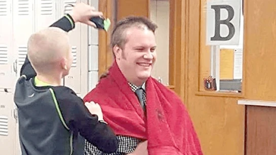 Un director de colegio se rapa la cabeza después de que se burlaran de un alumno Un alumno rapa a su director