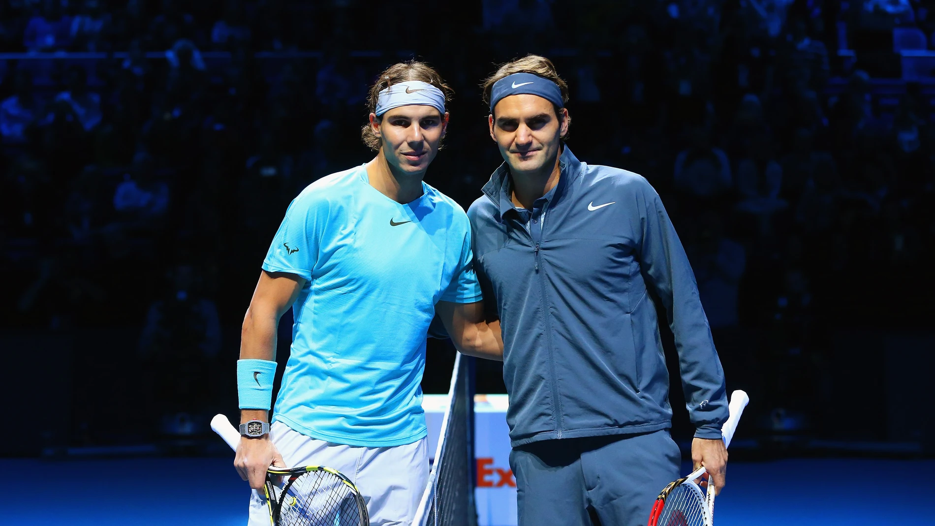 Rafa Nadal y Roger Federer posan antes de jugar un partido