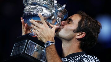 Roger Federer besa el trofeo del Open de Australia