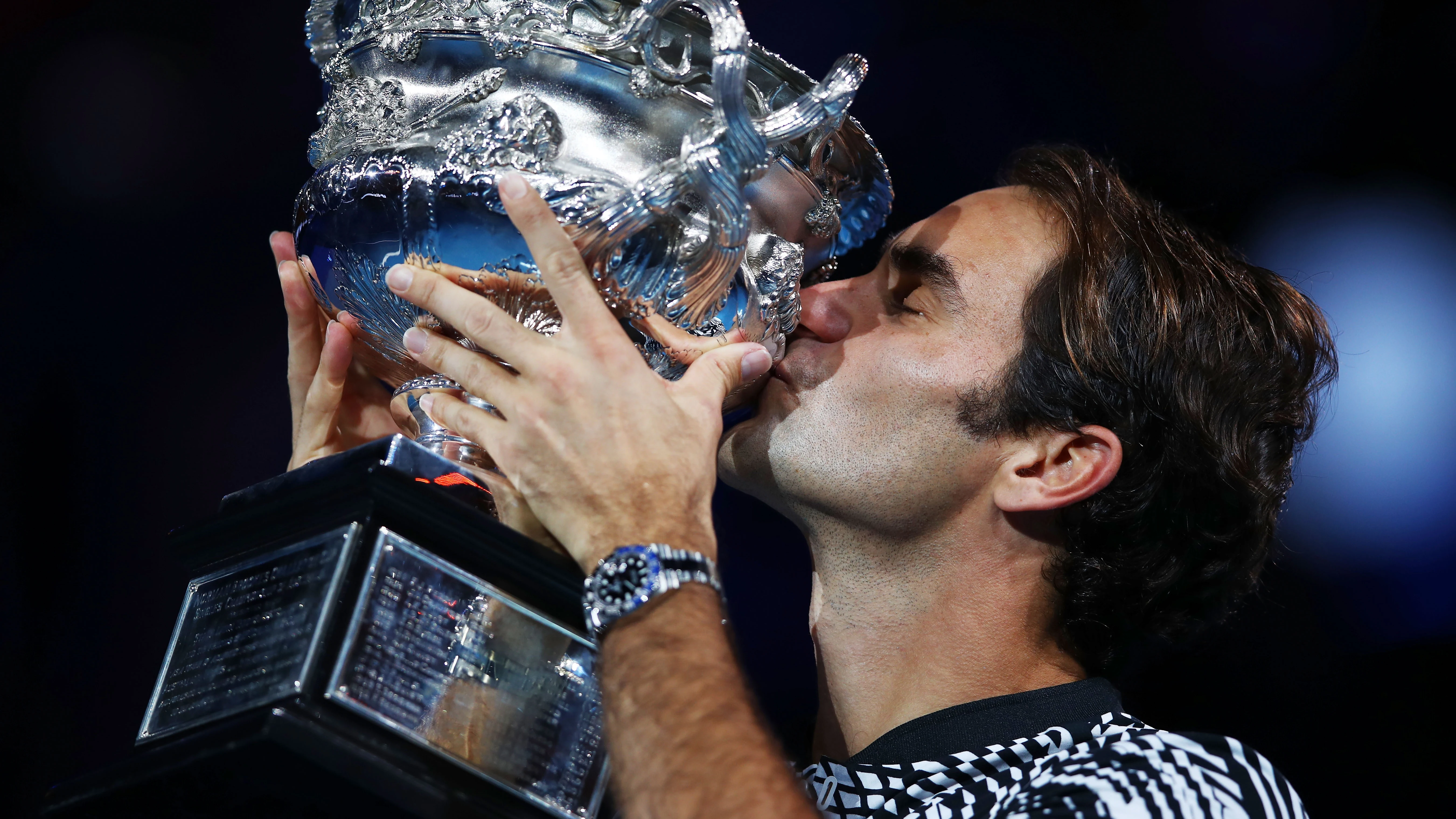 Roger Federer besa el trofeo del Open de Australia