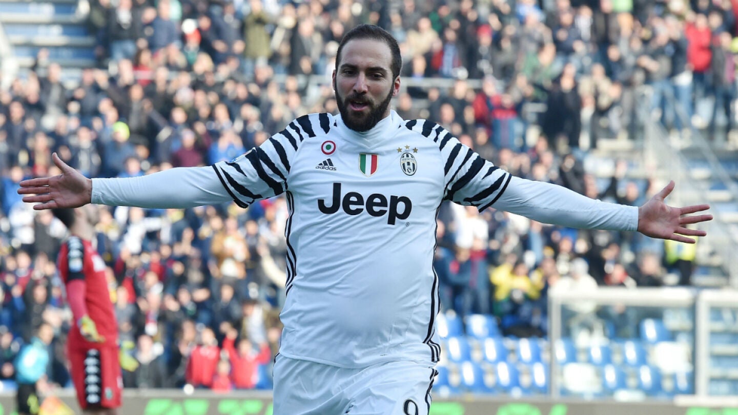Higua&iacute;n celebra un gol