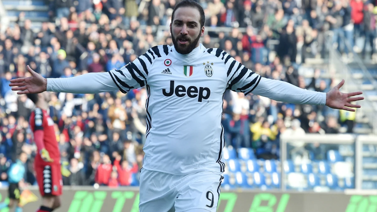 Higuaín celebra un gol