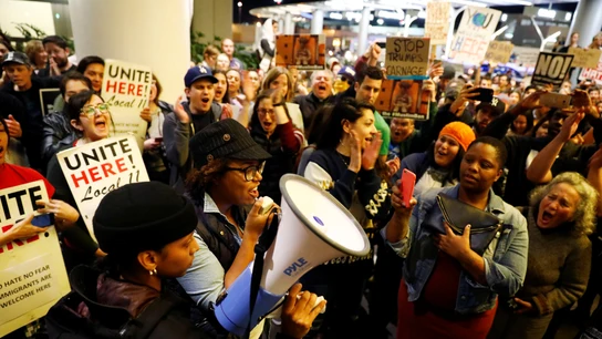 Protestas en el aeropuerto por la medida de Donald Trump Protestas en el aeropuerto por la medida de Donald Trump