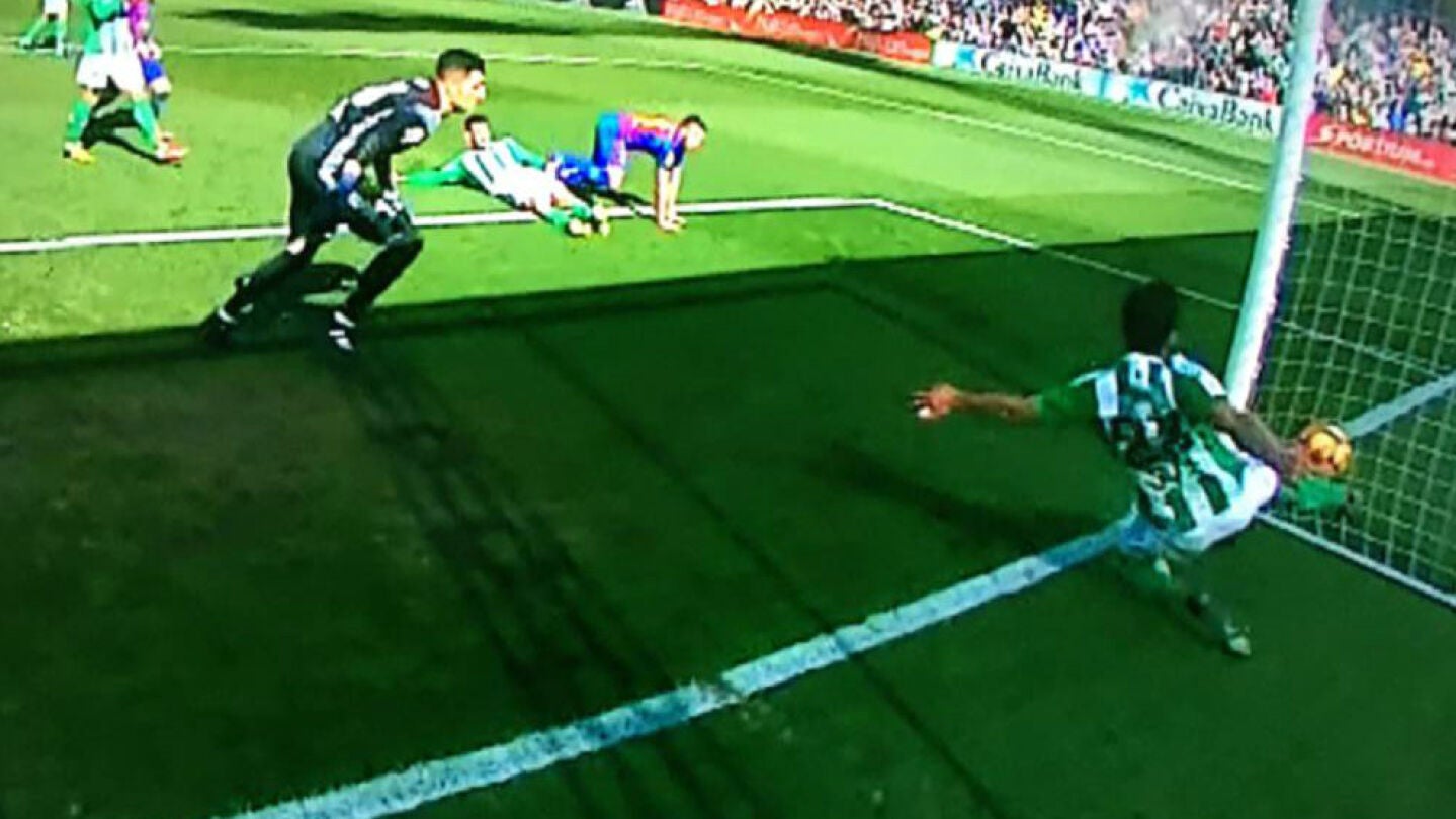 El autogol del Betis que debi&oacute; subir al marcador ante el Bar&ccedil;a