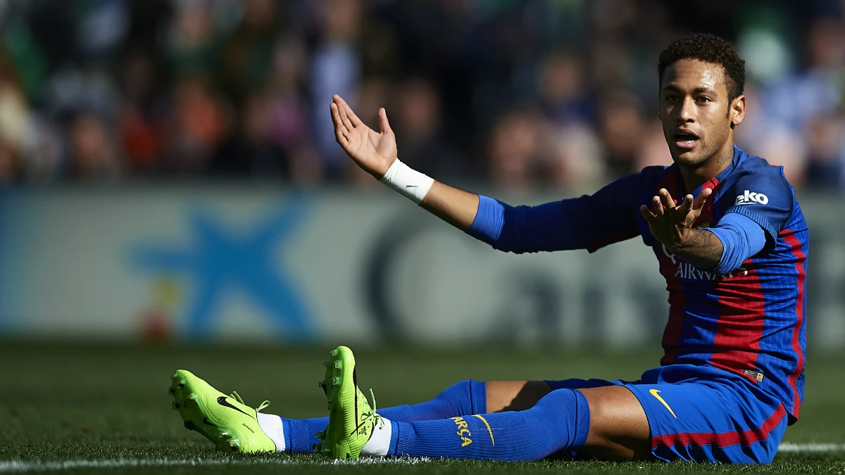 Neymar protesta en el suelo Neymar protesta en el suelo